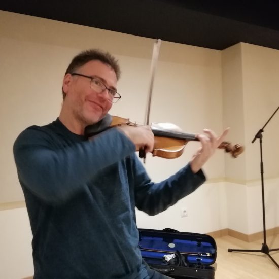 Aleix Puig recording the violins of IKIGA